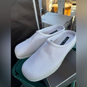 NWT Women's White Slip On Size 9 M